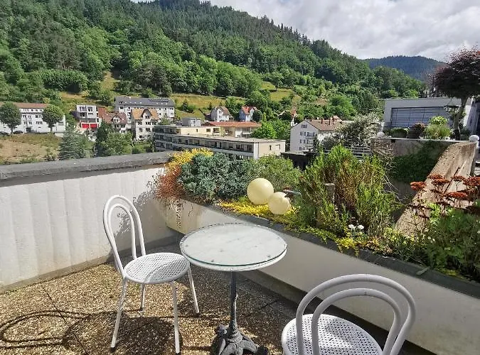 Terrassenwohnung Mit Toller Aussicht & Zentrumsnah Apartman